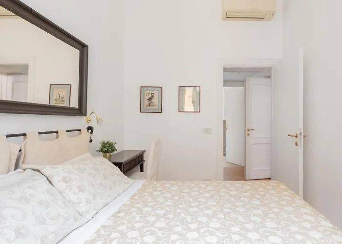Iflat Elegant In 18th Century Palace דירה *